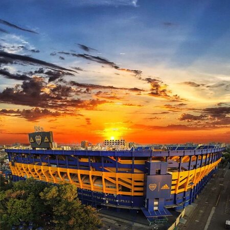 bombonera con sol de fondo